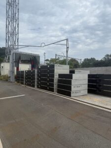 現場レポート【騎射場軌道改良】No.1 発注者からの支給材料搬入